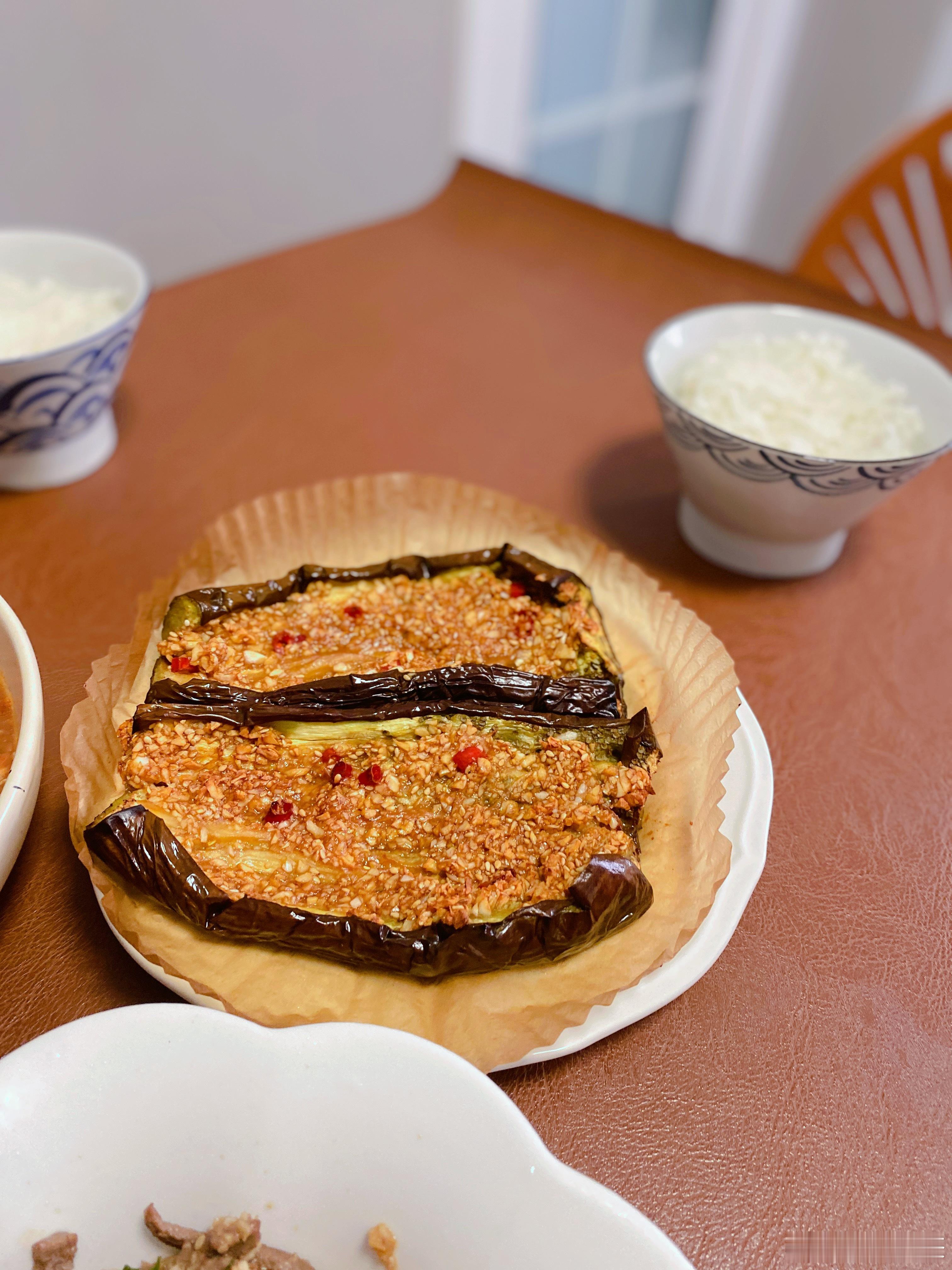 老母亲一点都不想做饭，所以今天的午餐是来自大宝的手艺：番茄虾仁、烤茄子，香葱牛肉