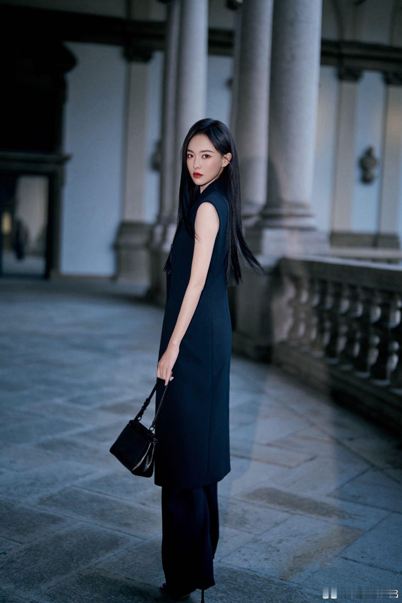 唐嫣好笔直的一条人 黑色系的穿搭配上黑色长直发，唐嫣这次走的是清冷路线。整个人笔
