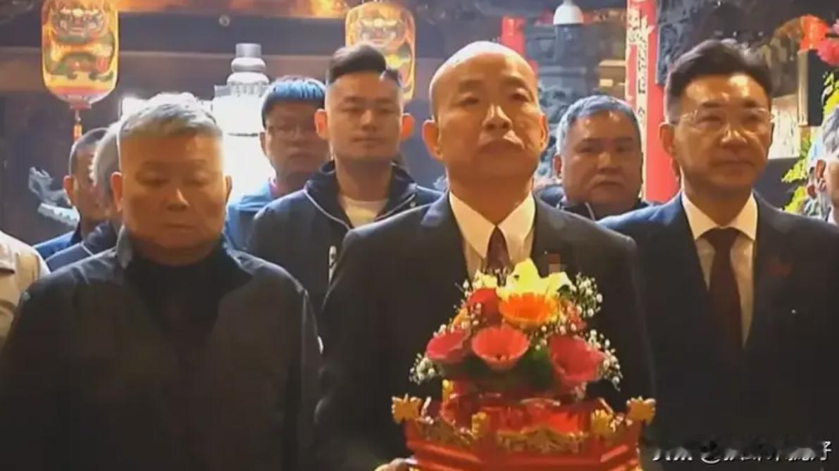 江启臣昨民调遥遥领先，韩国瑜今带他参拜镇澜宫并发放春联

台中市长2026年选战