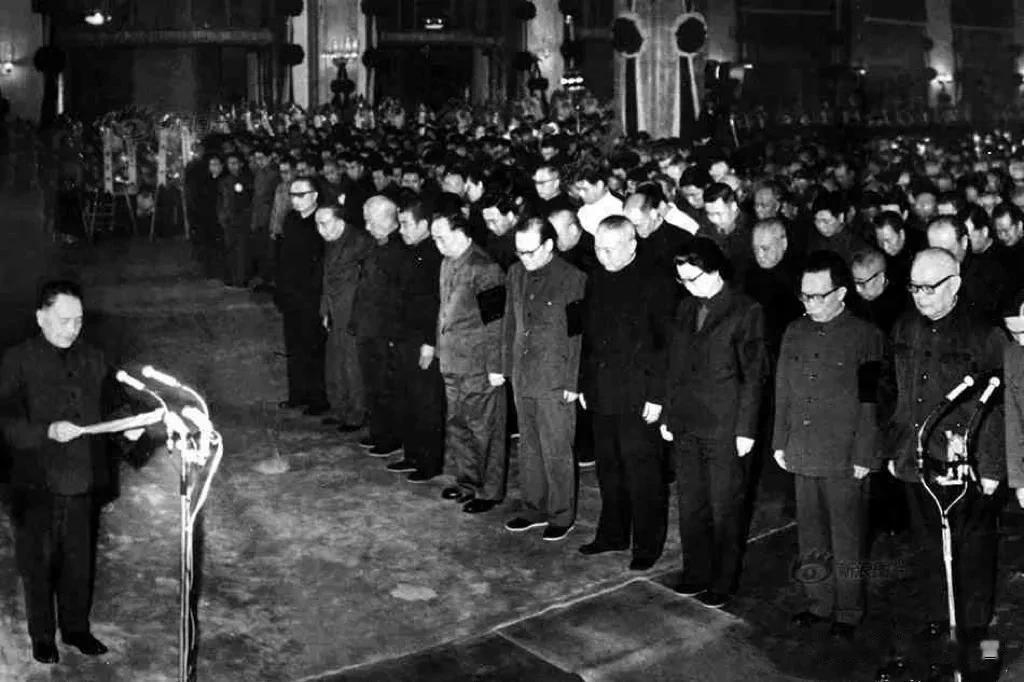1976年1月15日，周恩来的追悼会在人民大会堂举行。追悼会由王洪文主持，邓小平