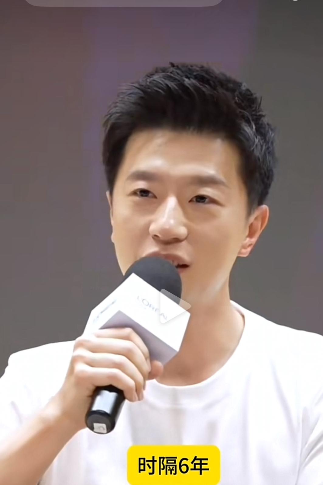 夺得全锦赛男双冠军的马龙心里很是感慨，他表示：时隔六年我和许昕又一起站在冠军领奖