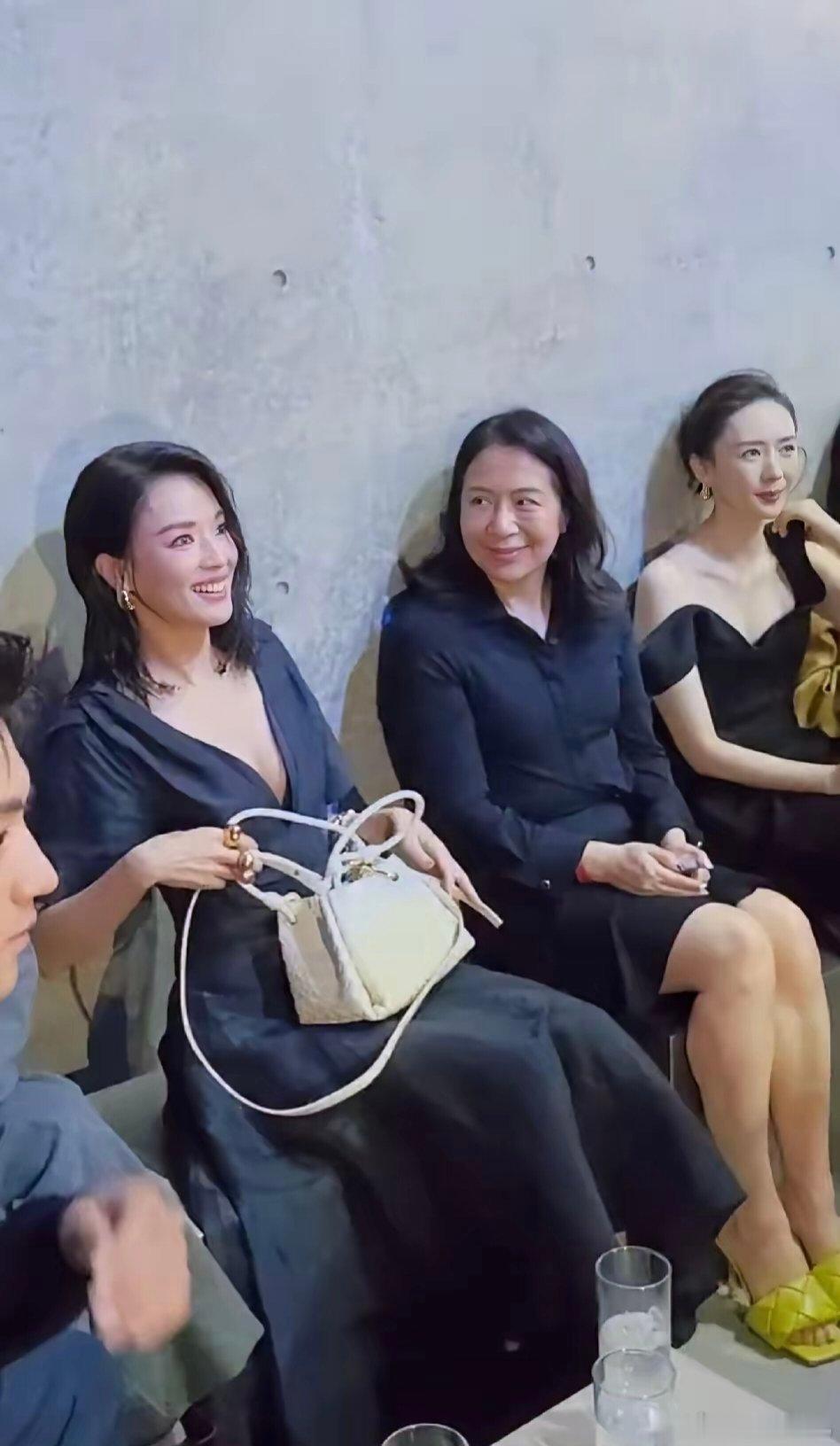 坐在C位的资本蔡总对舒淇和童瑶的态度大不一样，明显很喜欢舒淇，对她热情有礼，笑容