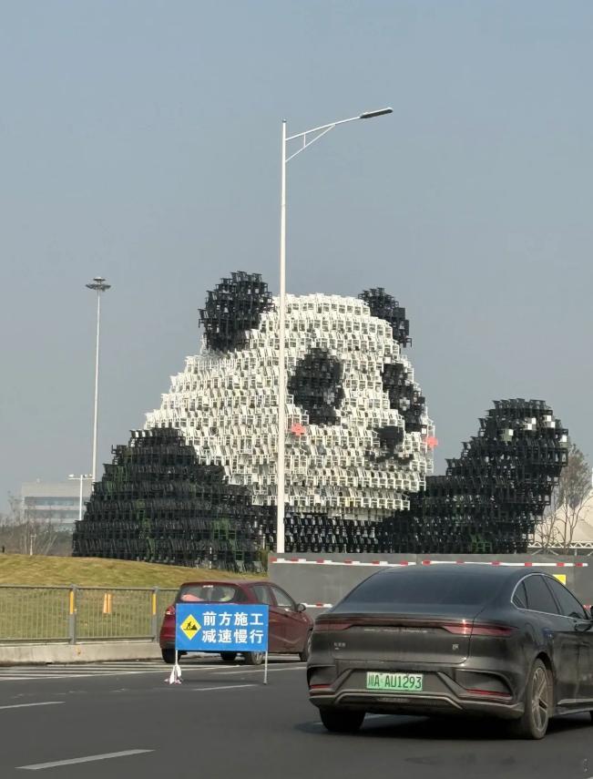 这熊猫是用凳子拼成的嘛？也算是奇观了！ 