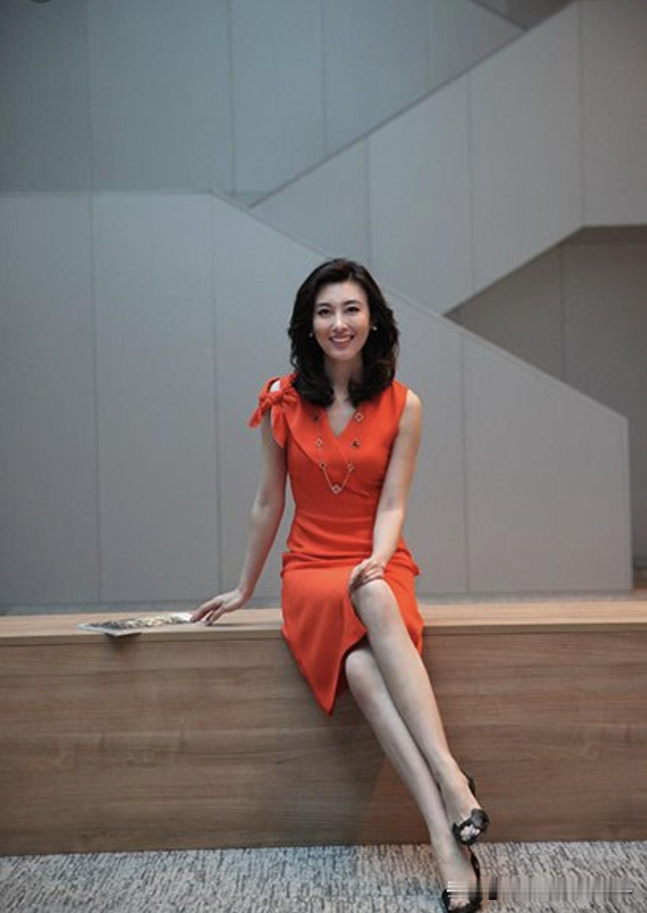 从2003年开始主持《海峡两岸》，一晃23年过去了。李红也从美女变成了资深美女。
