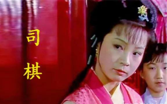 司棋办事相当张狂。
司棋听了,不免心头起火。此刻伺候迎春饭罢,带了小丫头们走来,