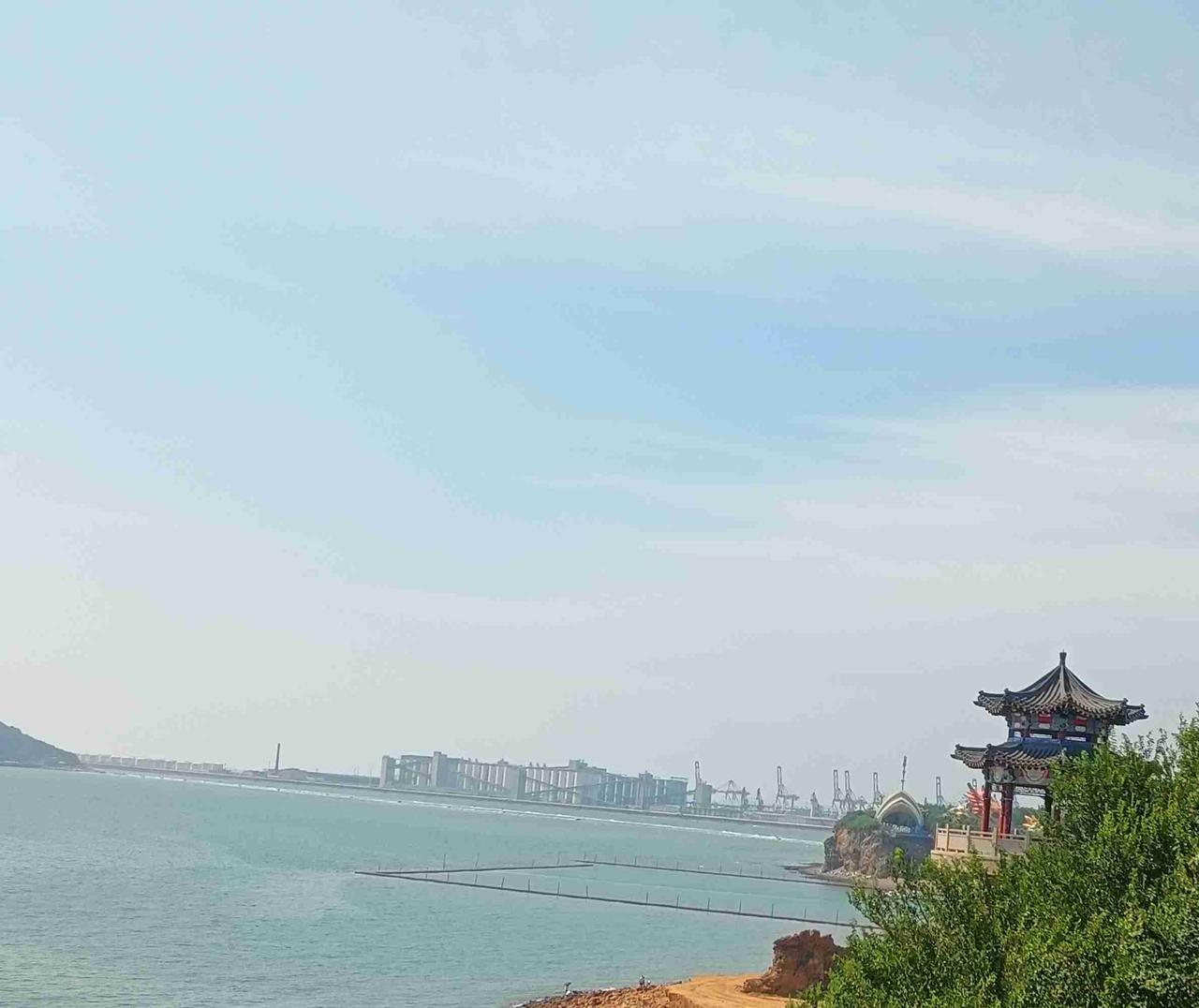 我们这里虽然比前几天凉爽了好多，但中午还是很热，最高气温30度，最低气温23度，