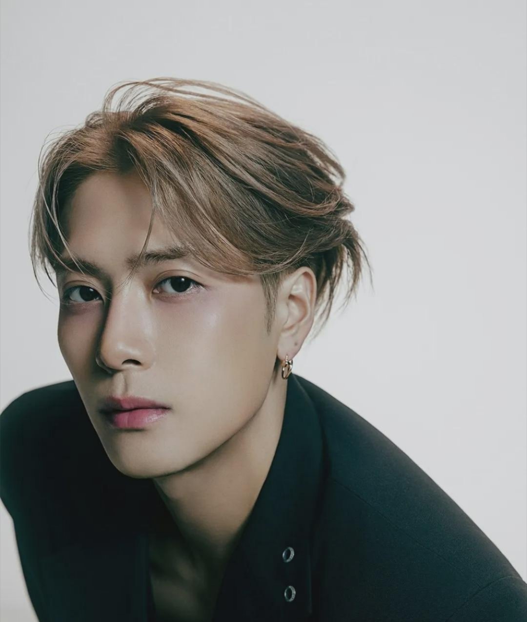 王嘉尔自曝恋爱经历王嘉尔大方自曝恋爱过往，学生时代倾尽零用钱付出，改邮箱名藏深情