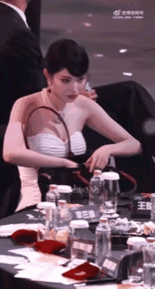 这位女演员是谁？
她的一套动作行云流水，毫无违和感。