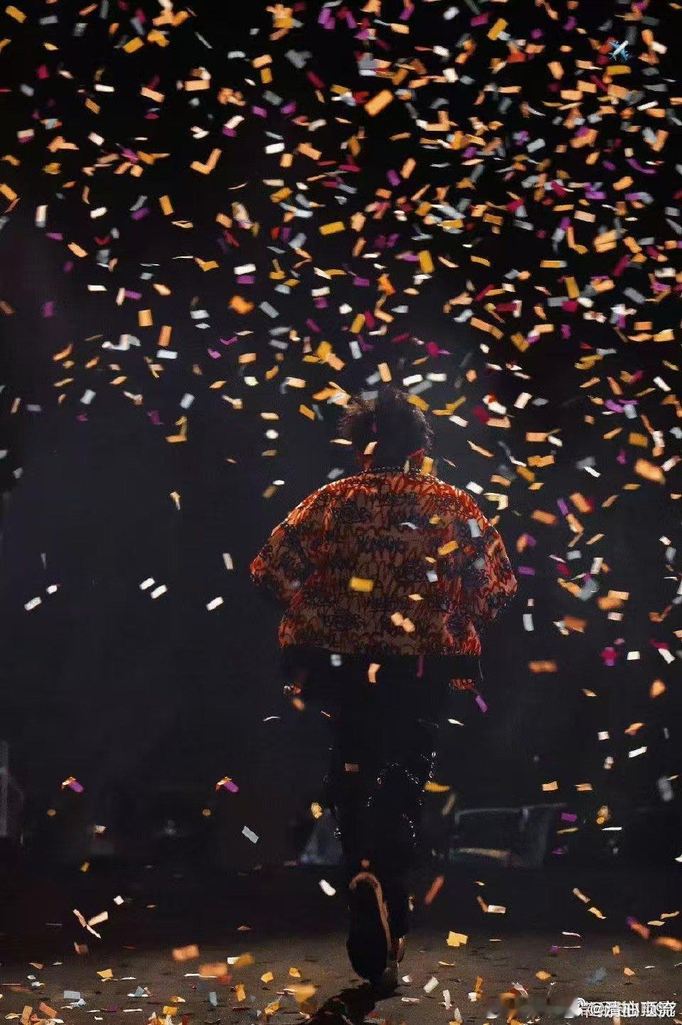 大张伟音乐节主理人级别 从第一首到最后一首，他全程保持高能量输出，没有冷场。蹦跳