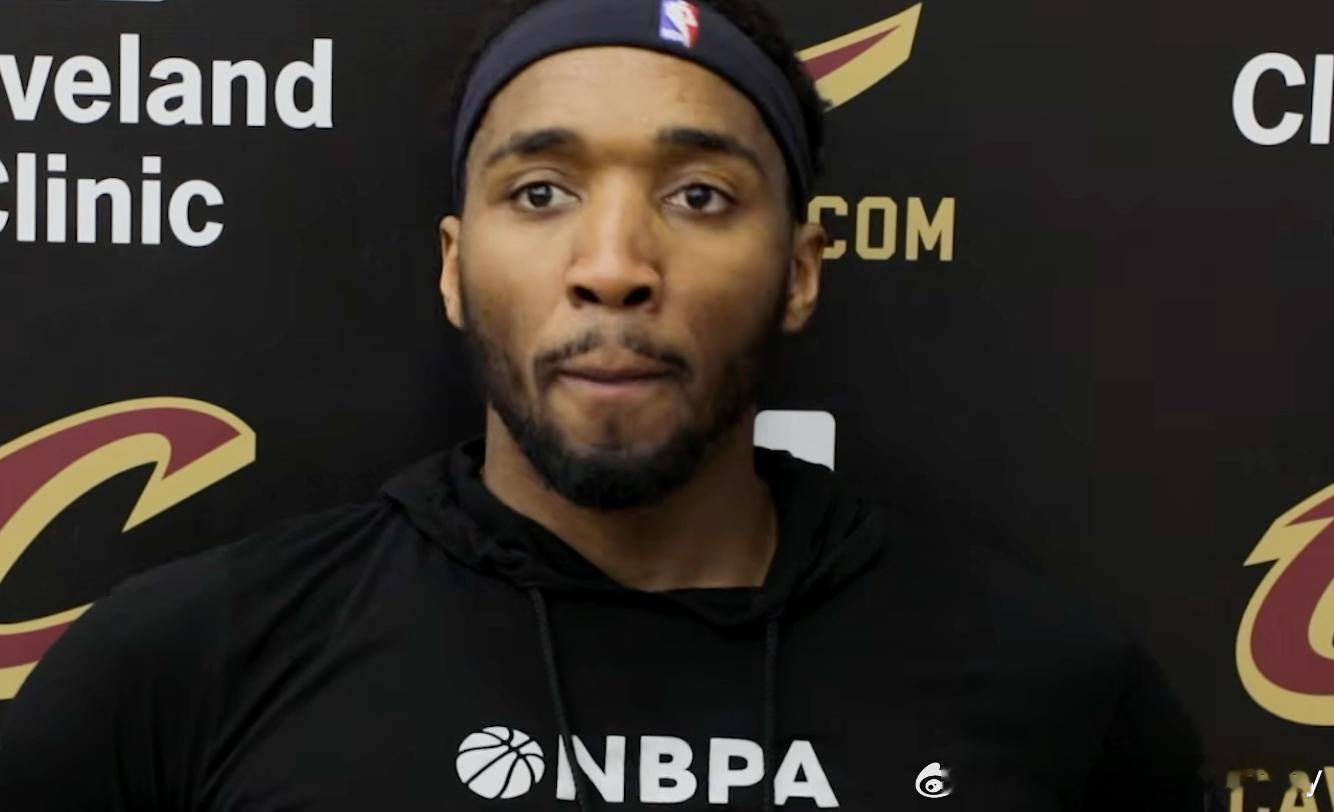 米切尔：我已经不刷社媒了，我把它从手机里删掉大概六周了，我想应该有七周了。老实说