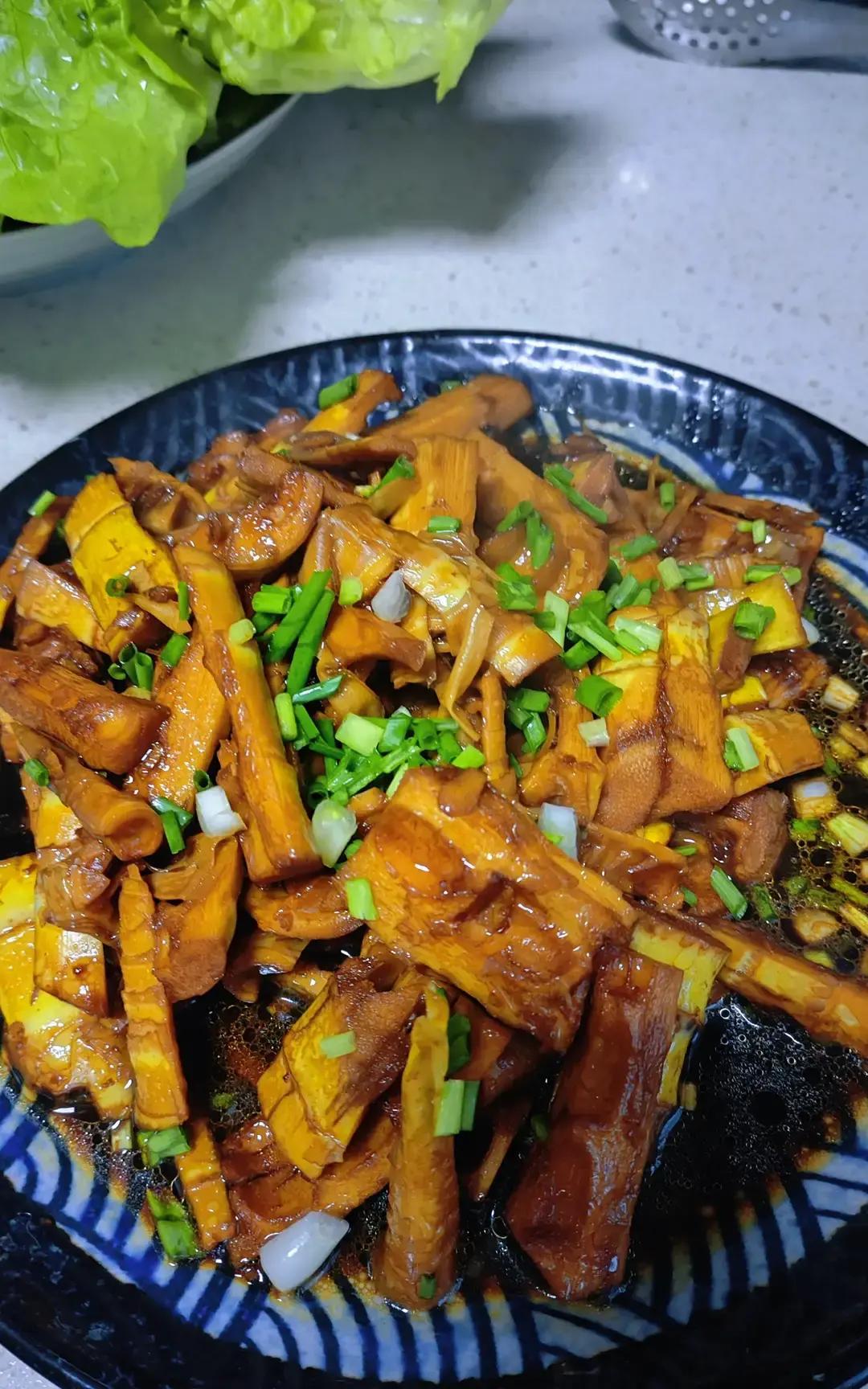 记录日常疏解生活的普通女士 因拉黑求助妈妈成网友热议对象
一位独自带女儿的妈妈找