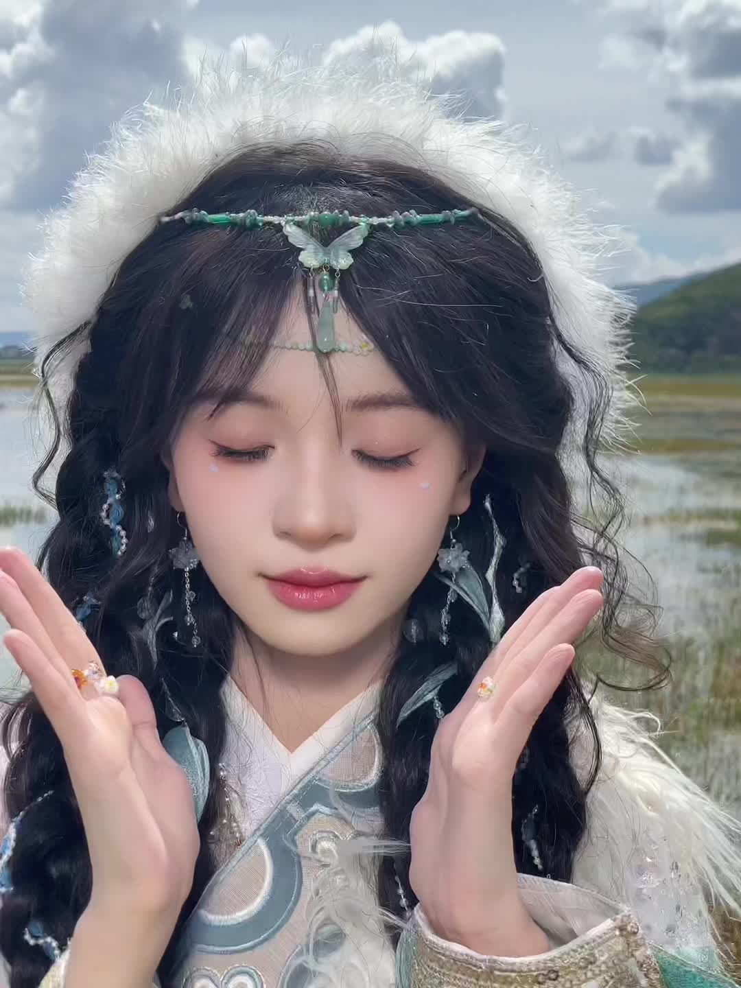 我被一阵风困在这里 答应我！总要去一次香格里拉吧，拍一组超美的藏服写真吧！