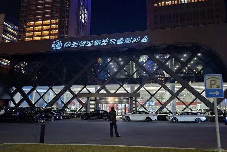 最想不到的，东方邻居的停车场和马路也开始拥堵起来了…一旦发展就会突飞猛进！