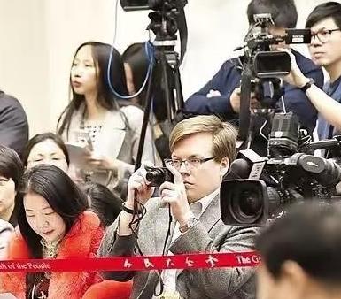 斯塔默专机还没落地就先认怂？三句话把英国从“日不落”变成“合作推销员”！中国不是