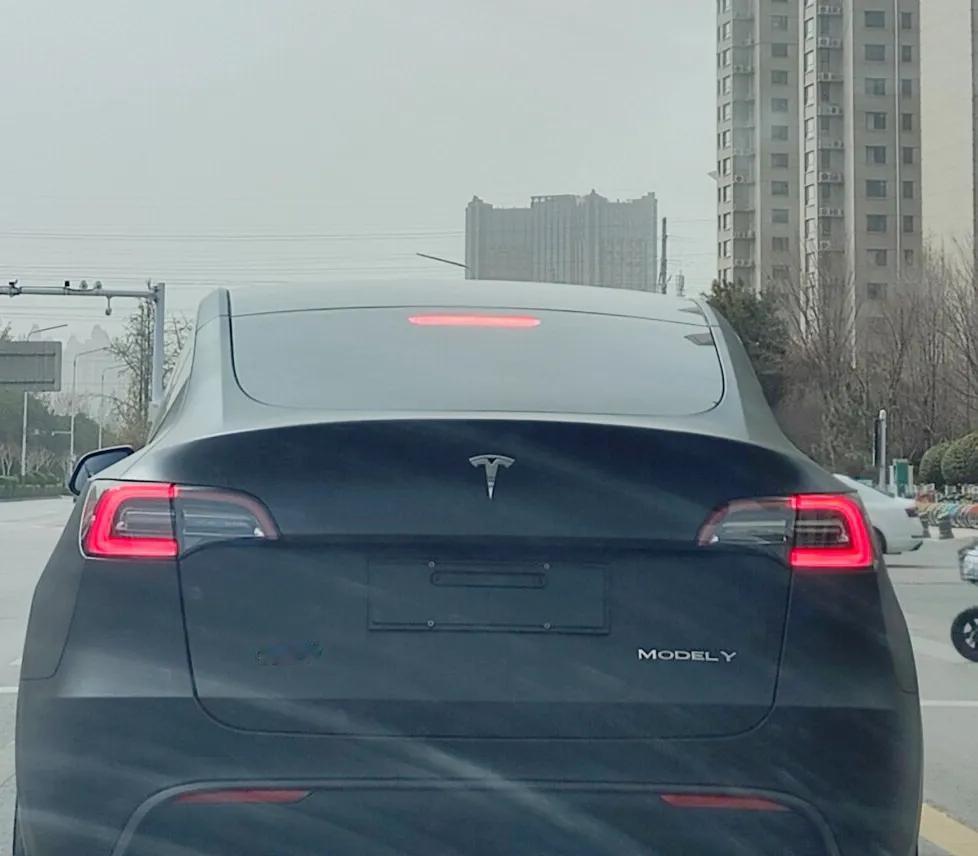 为什么买特斯拉的人越来越多了？便宜好开且好看，而且售价公开透明不用和经销商扯皮，