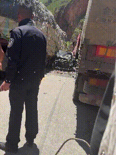 重要的事儿说三遍：远离大车，远离大车，远离大车。
这是一段交通安全警示教育视频，