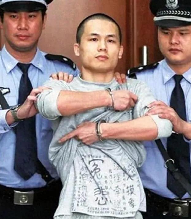 2013年，身为民警的李才坤被判处死刑，但是，当他即将接受审判的那一刻，被铐住的
