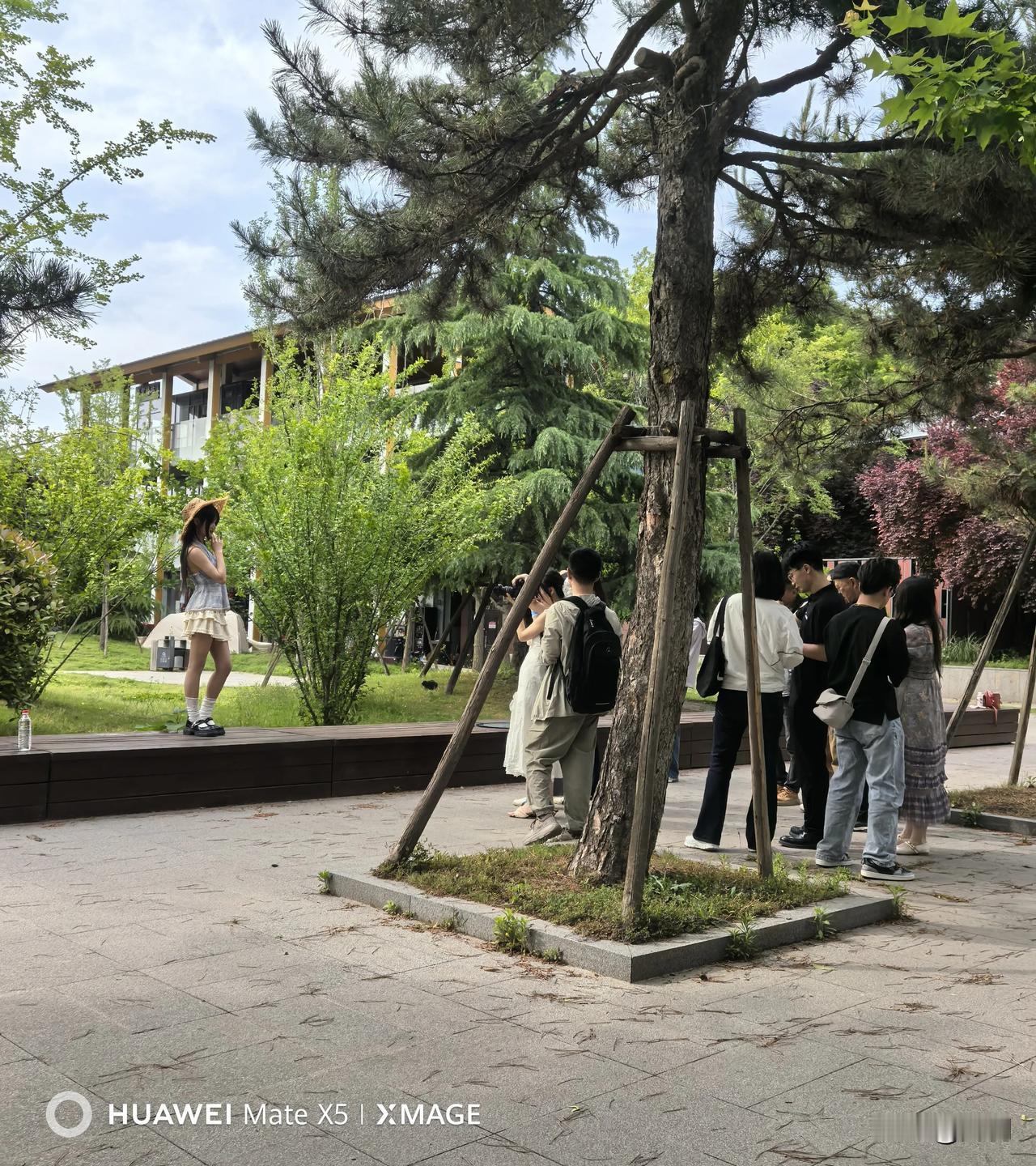 抓拍分享
2026年5月2日上午，我在亮宝楼云轨站的小广场练鞭时，来了一群摄影者