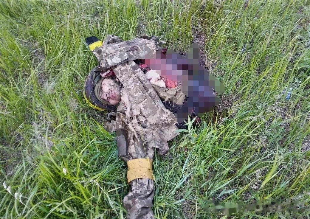 乌军在苏勒达尔遗尸遍地，这里成了人间炼狱。
图1这名战死的乌军士兵是被大口径机炮