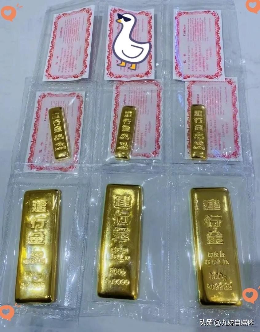 持有大量黄金的人，
估计现在做梦都要笑醒了！
就在今天暗金金价涨到
989一克，