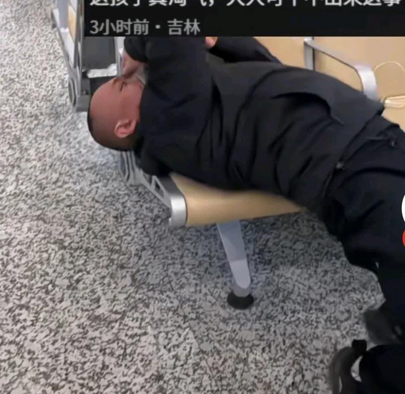 大哥在候车室寻思车没来睡一觉，一觉醒来，脑袋卡在椅子扣里进出不得，
越着急越脸红