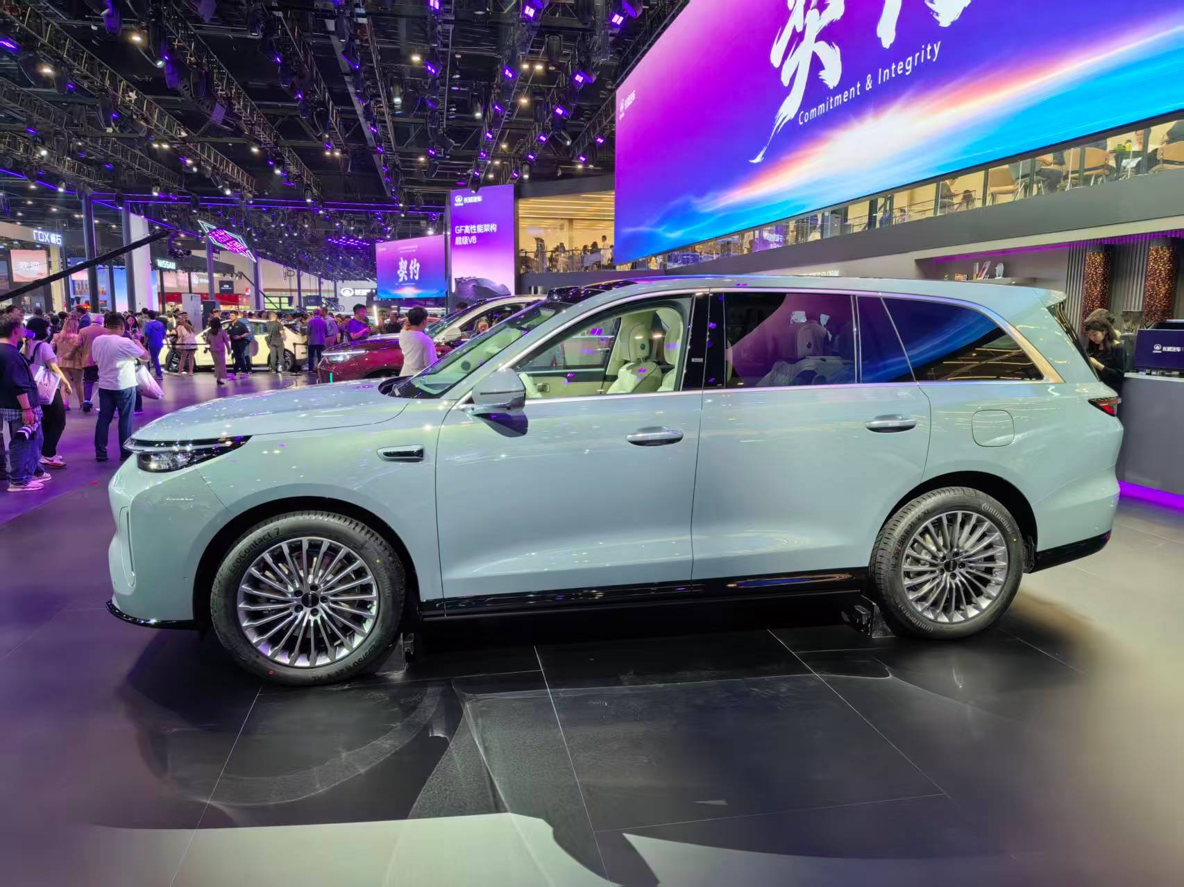 车若初见 魏牌展台展出V9X旗舰车型，依托归元S高端平台打造，定位AI豪华大六座