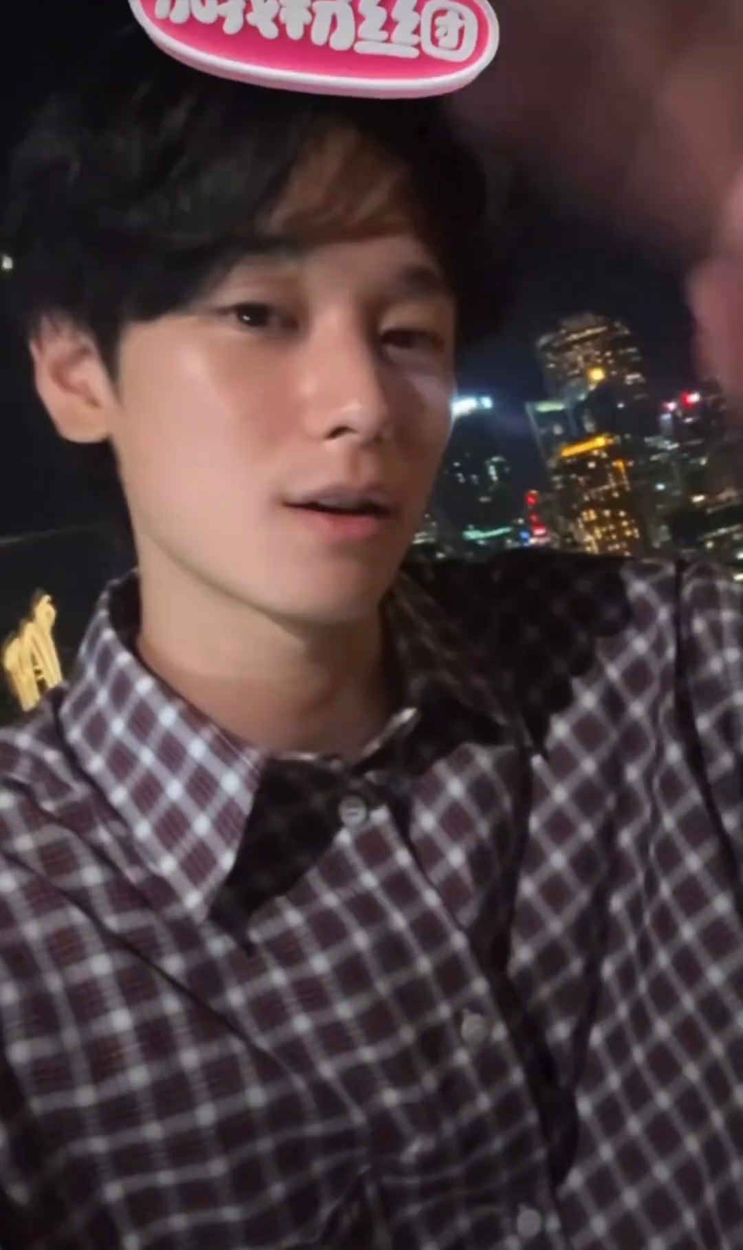 就是这种老老嫩嫩 让人捉摸不定的感觉 太性感了…妈的心脏喷血！！ 