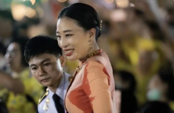她本可以一辈子待在王宫里，锦衣玉食，被人捧着。可她偏偏跑去当检察官，把一个个罪犯