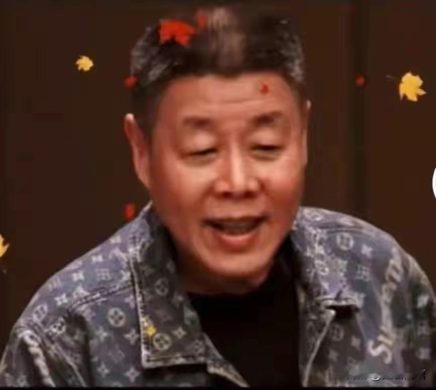 张若昀的父亲是真的喜欢这种还lv的老花款，相隔多少年还是这样的打扮，还是这样的款
