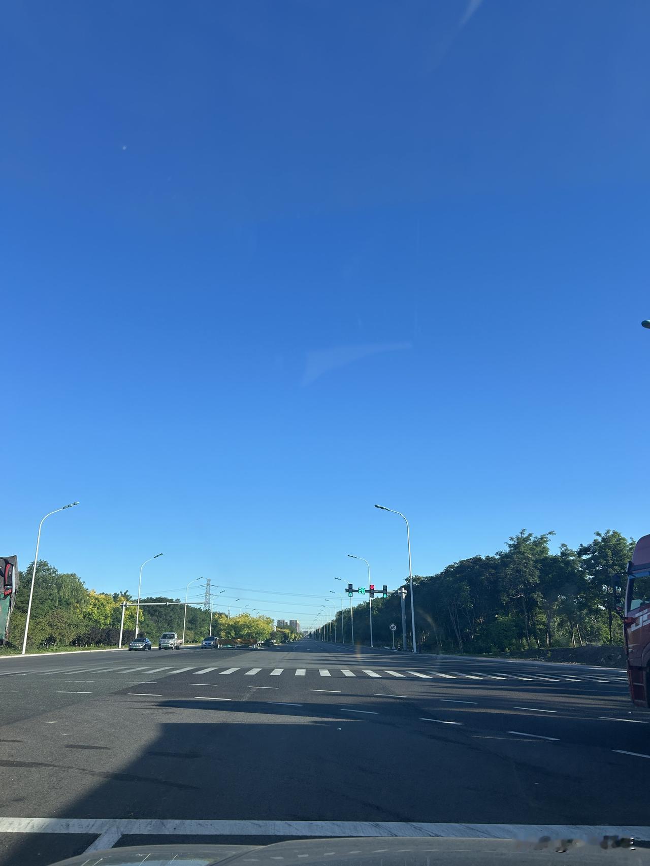 大闺女昨晚回来告诉我，她想每个星期三晚上回家住。

我说这样会不会太折腾，太累了
