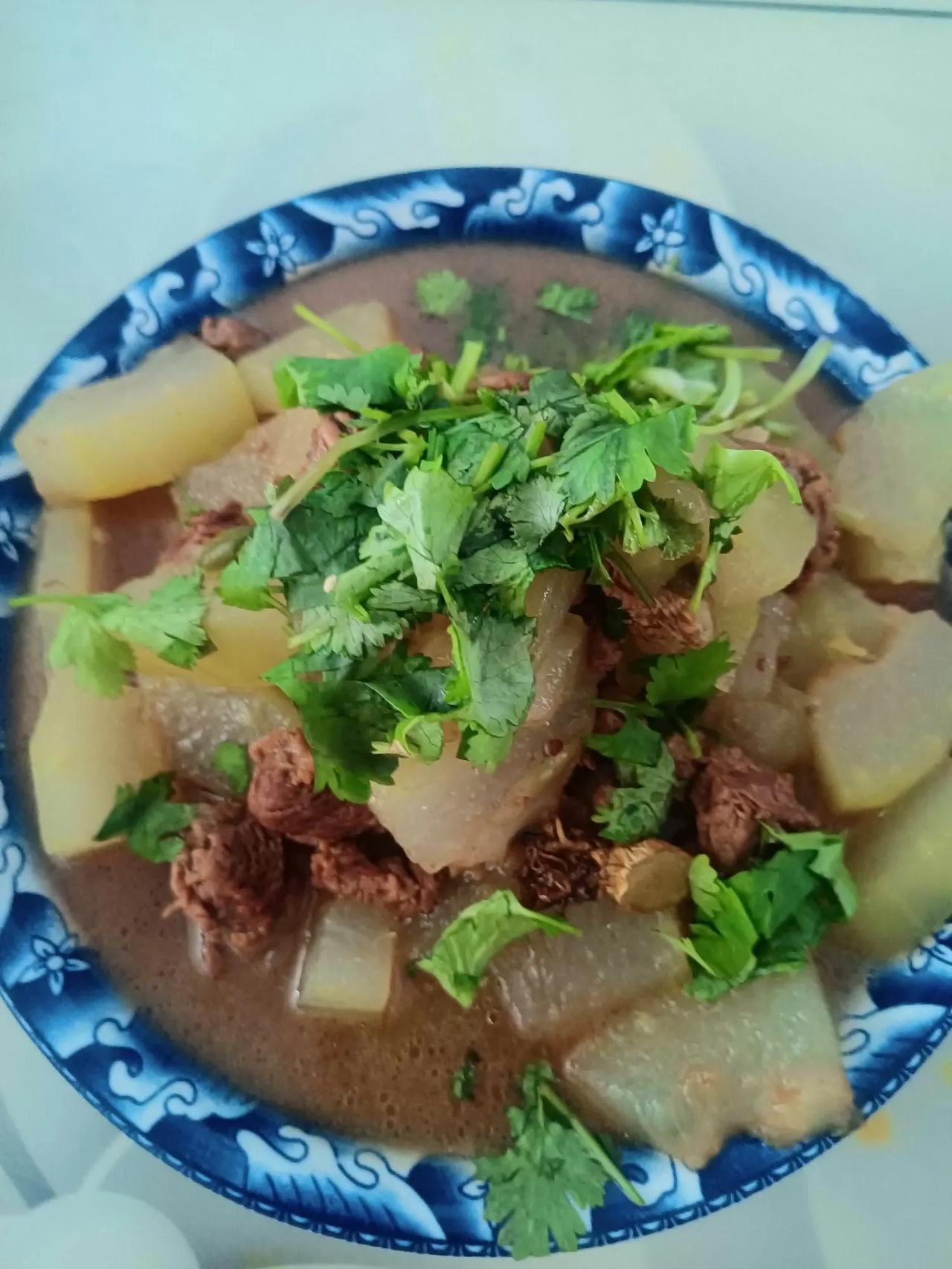 #上联:清茶一杯谈天下，期盼下联#烈酒半壶庆余年