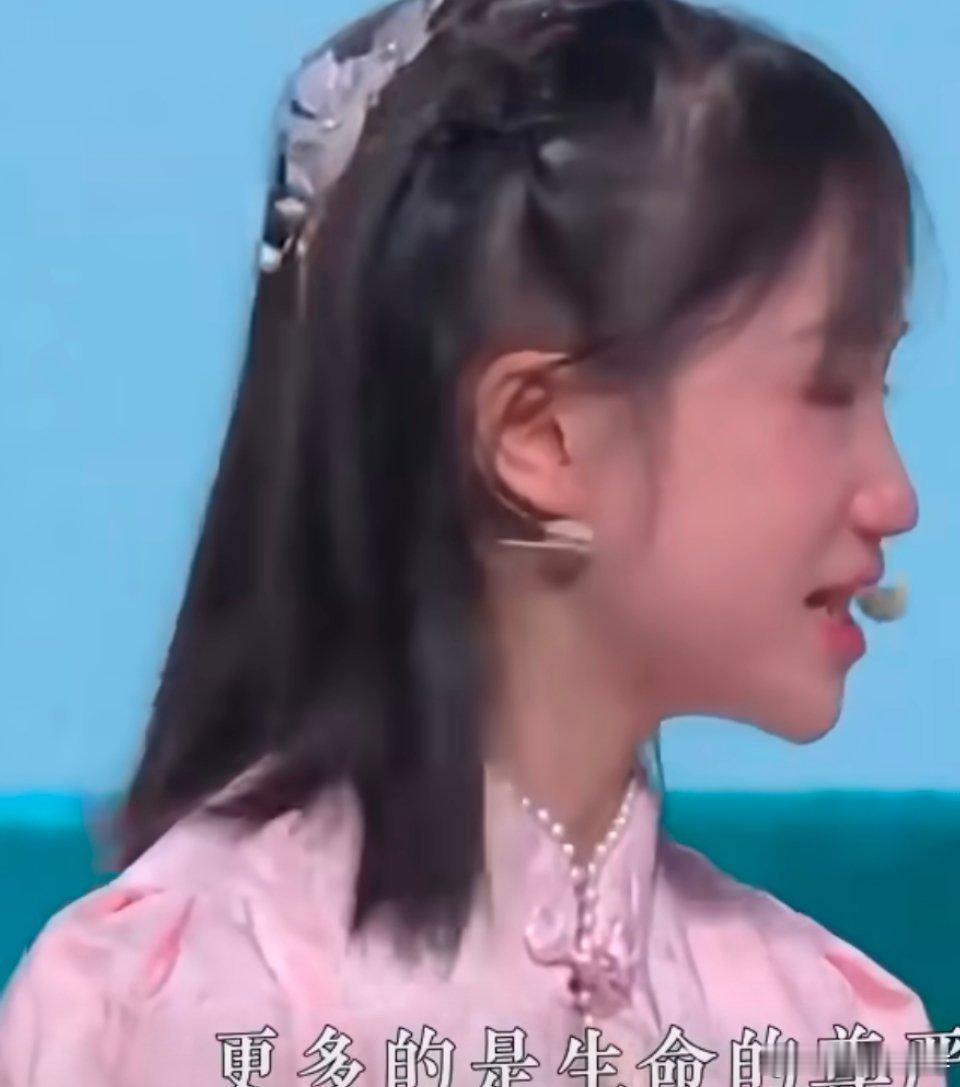 13岁女孩深情致敬土地上的劳动者13岁的吴子晴在节目里超厉害。她讲“农民与土地签