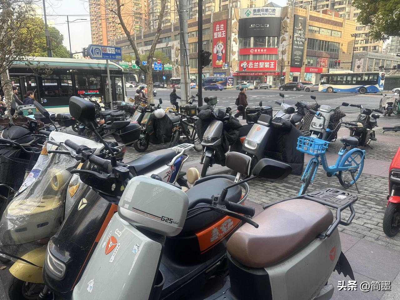 这属于非机动车乱停乱放呢？还是人间烟火，有序和烟火之间，总需要找到一个納石均衡…