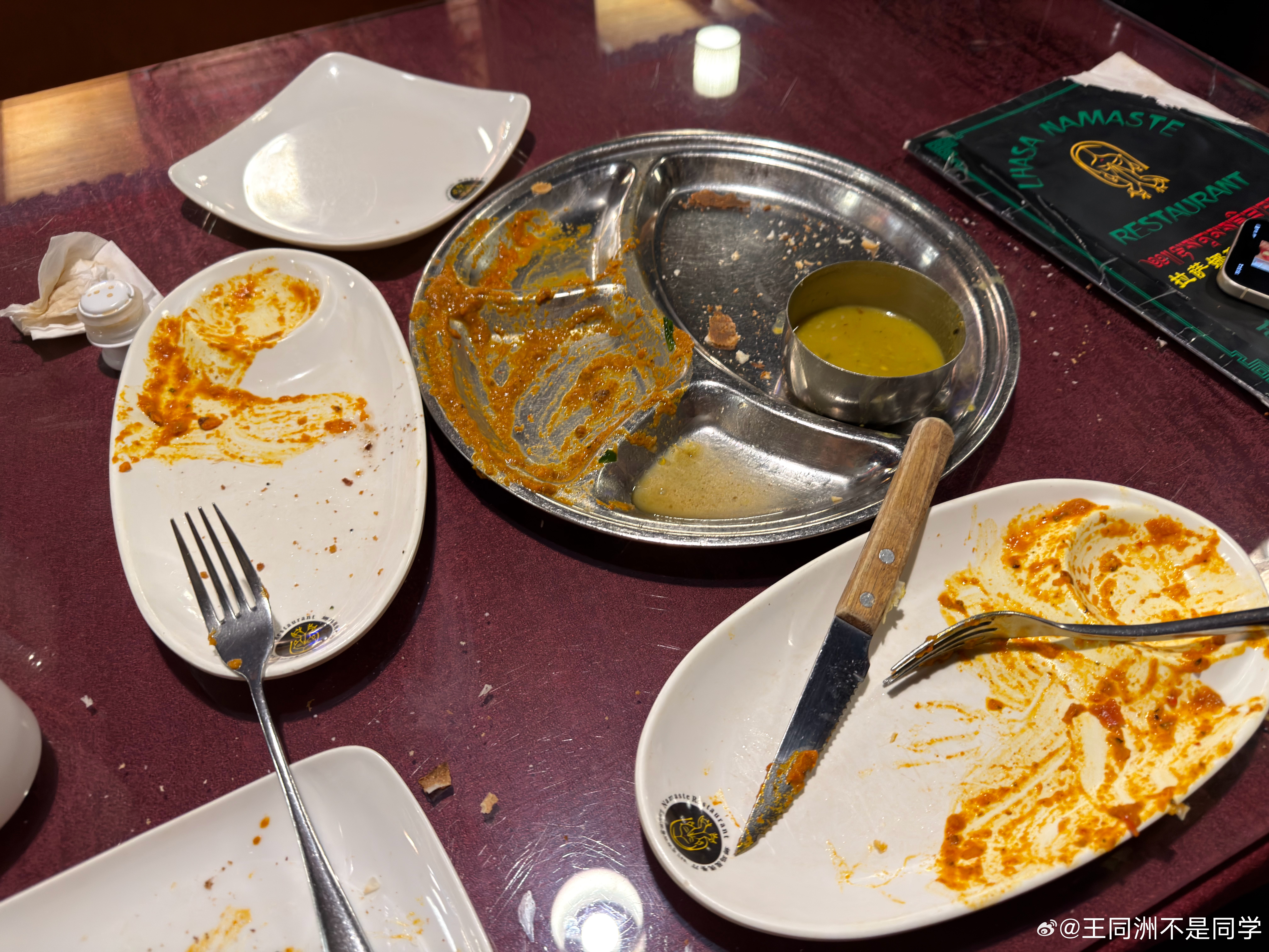 对了，昨晚到拉萨吃的第一顿正餐都忘了拍照了娜玛瑟德餐厅，印度菜和尼泊尔菜，还有藏