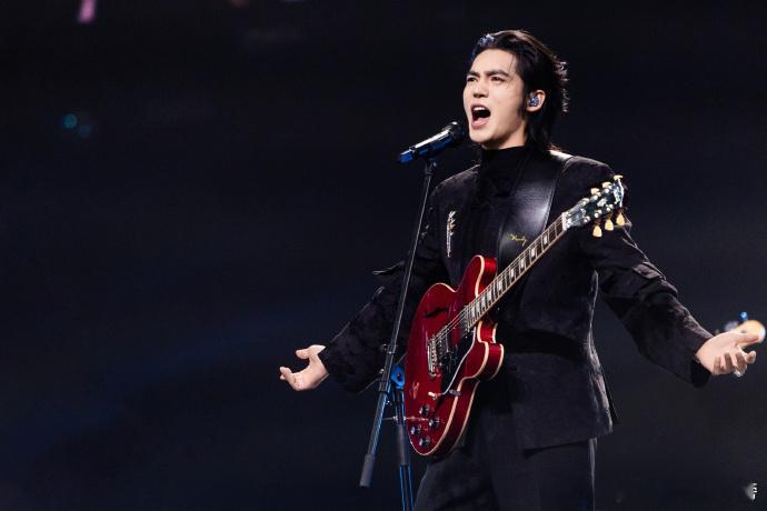 于适来跨年修话筒了 大喊于适好稳！全开麦自弹自唱《乘船》全程零失误，顺手修话筒，