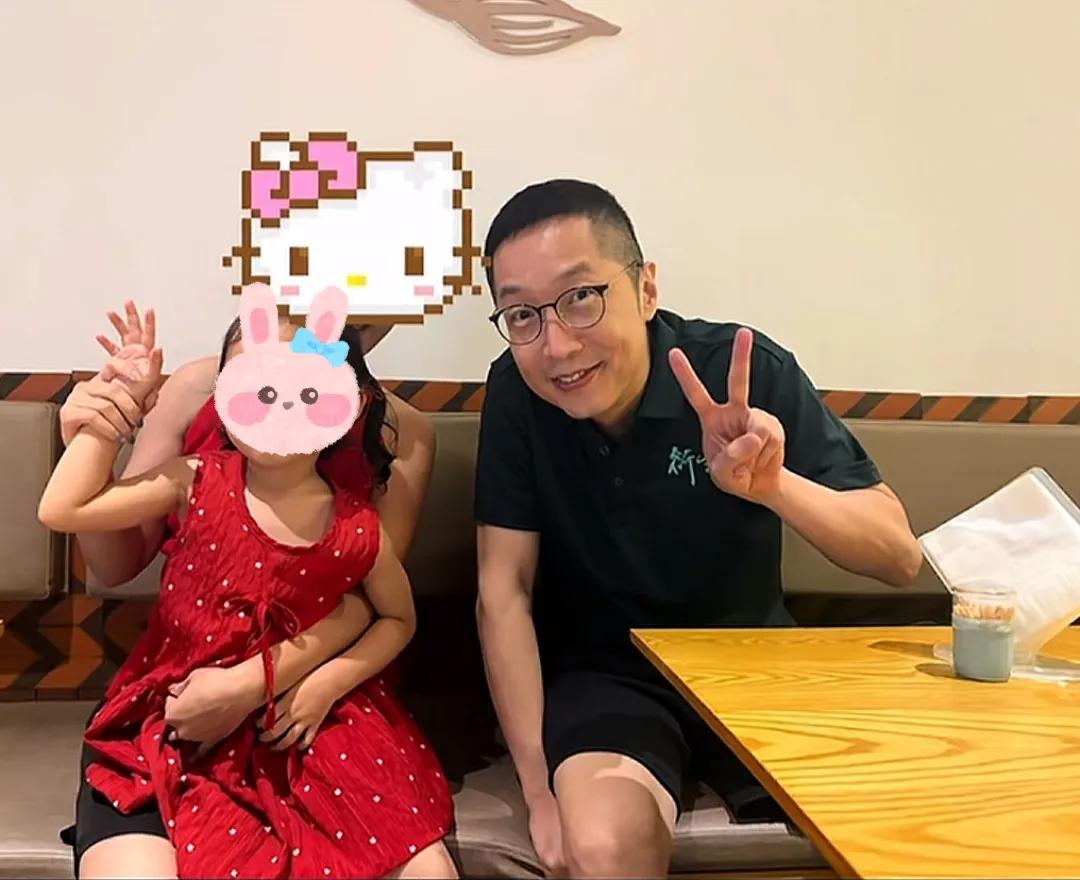 知名港星以CEO身份出差云浮，茶餐厅低调干饭被偶遇，弯腰合影没架子！
近日，云浮