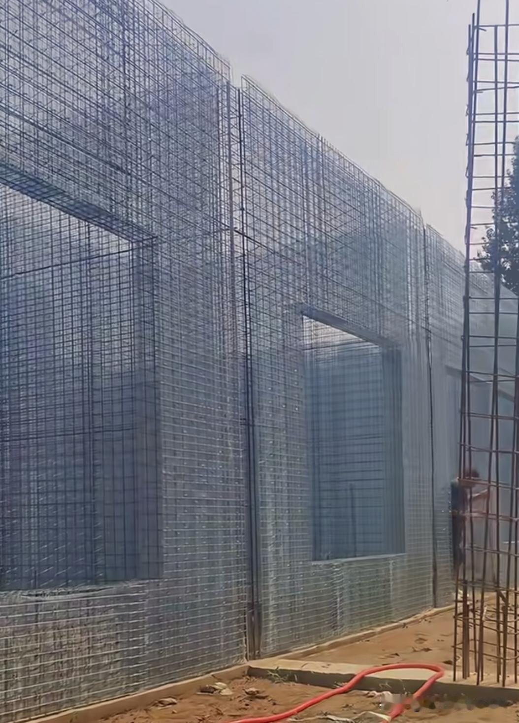 全是钢筋的农村自建房，这是要抗9级地震吗？很好，再浇上 C90等级混凝土  ，就