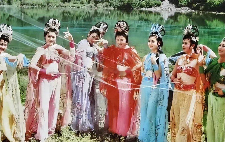 两版本西游记蜘蛛精的穿衣风格，真是越来越大胆了。 ​​​