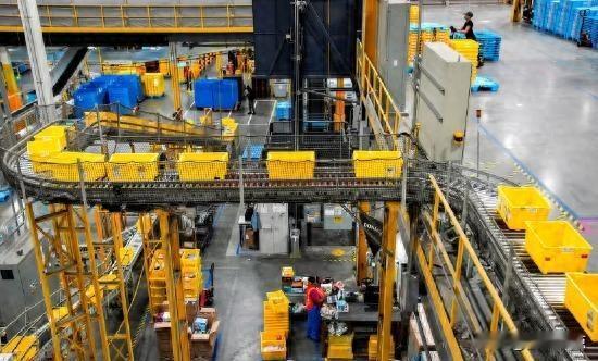 亚马逊营收刚超沃尔玛，40亿美元差出13年榜首，云和货架谁更扛打？
。

最近看