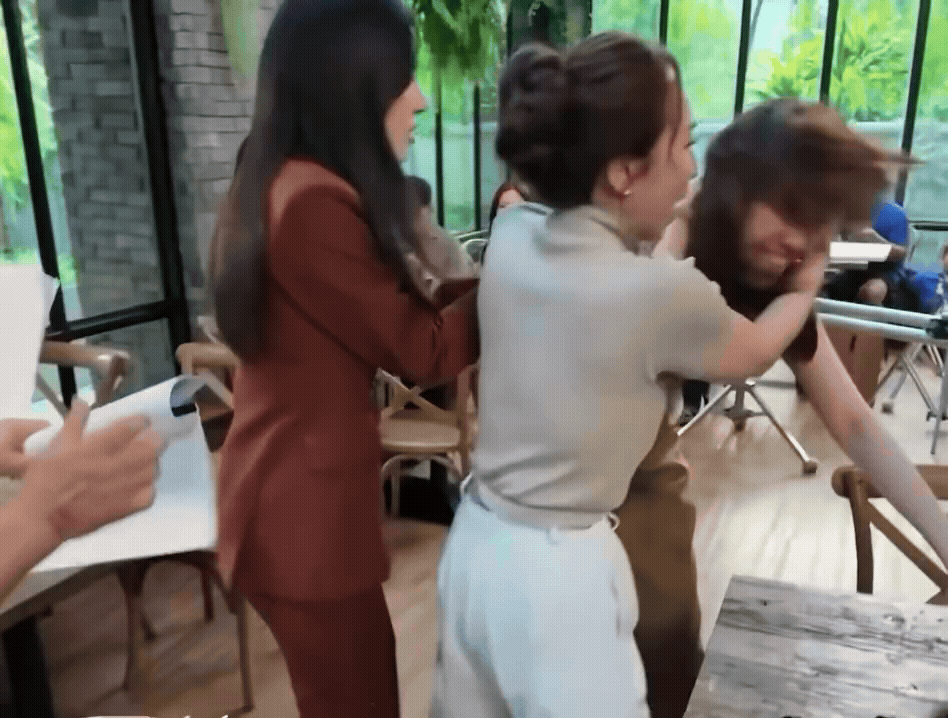 一个命好苦  一个还在偷笑 