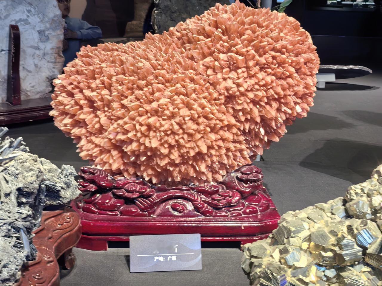 地铁上，十个人里有八个在低头刷手机。不是不想交流，是现实太累了——工作的压力、生