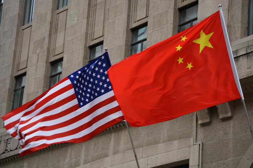 中美之间已经没有回头路了。美国掐着中国的芯片、结算和高端设备，中国卡着美国的关键