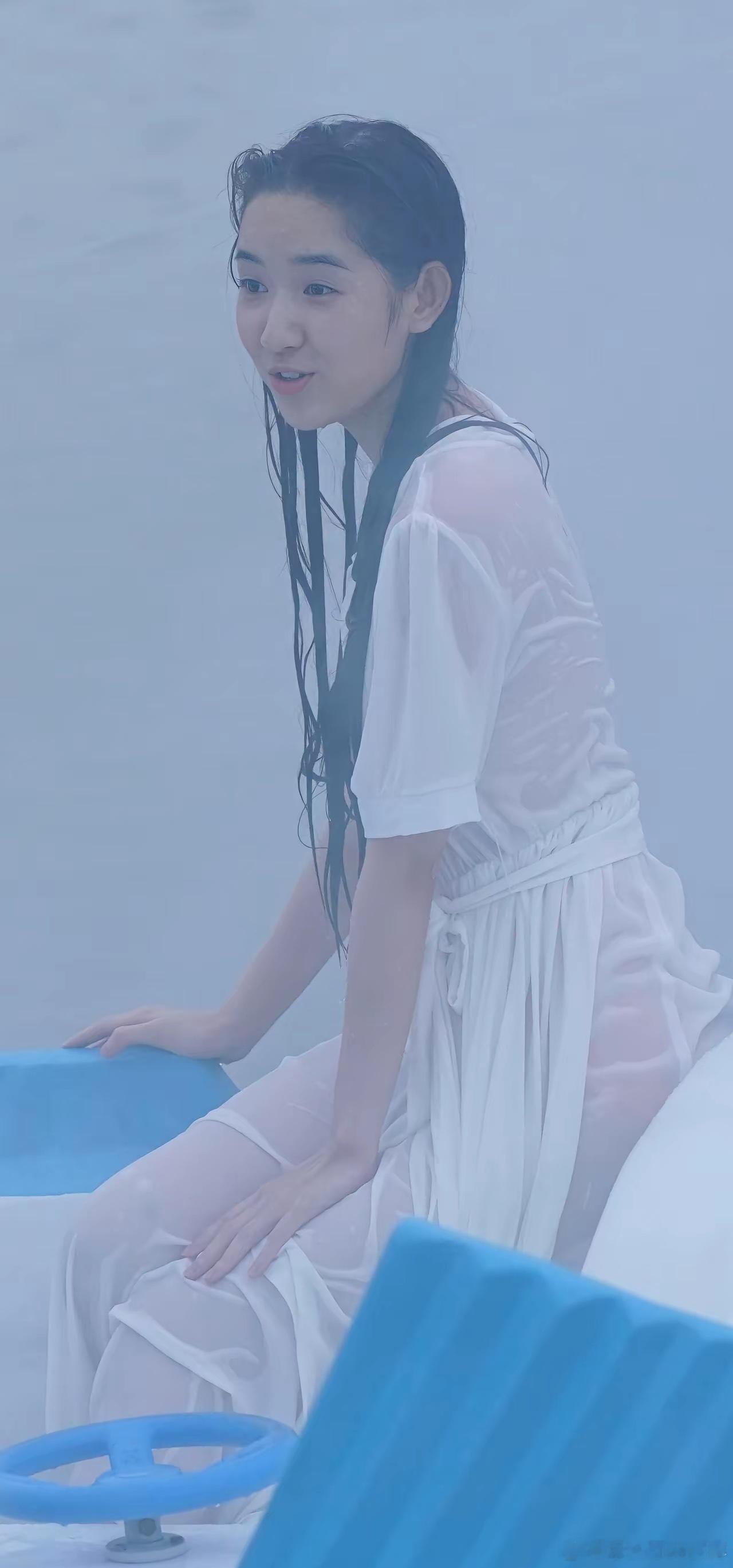 王玉雯太大胆了，全身湿透了才发现没穿…… 