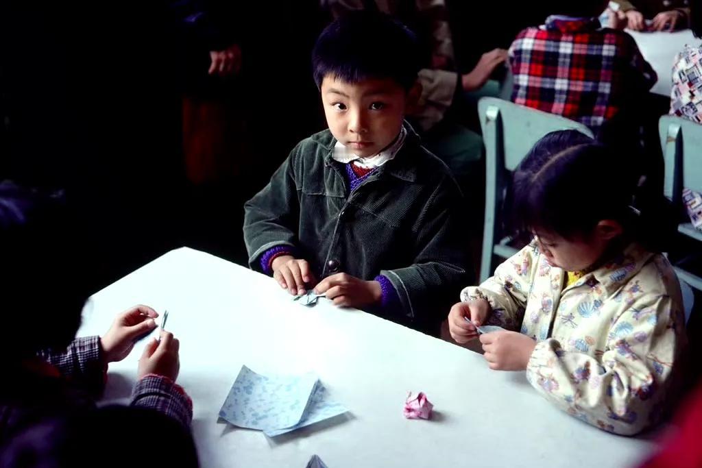 折纸的孩子们，上海，1980年摄。 ​​​