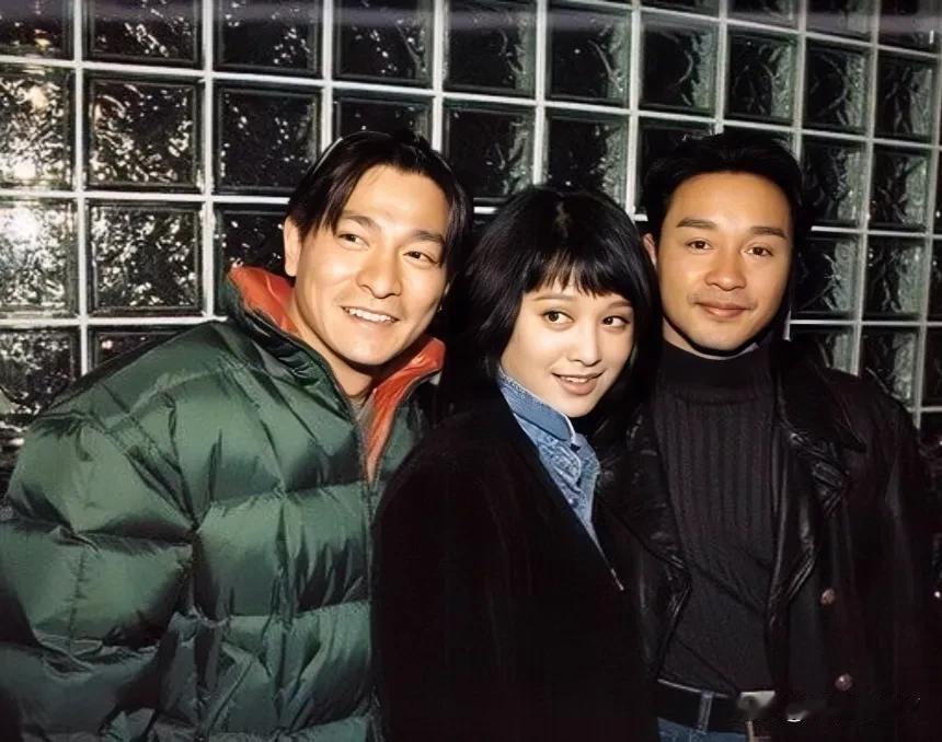 1995年，刘德华、宁静、张国荣的合影旧照，那时候刘德华34岁，宁静23岁，张国
