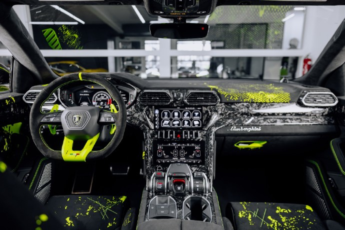 兰博基尼Urus的内饰满是战斗感！碳纤维饰板+缝线工艺超显质感，按键布局利落💥