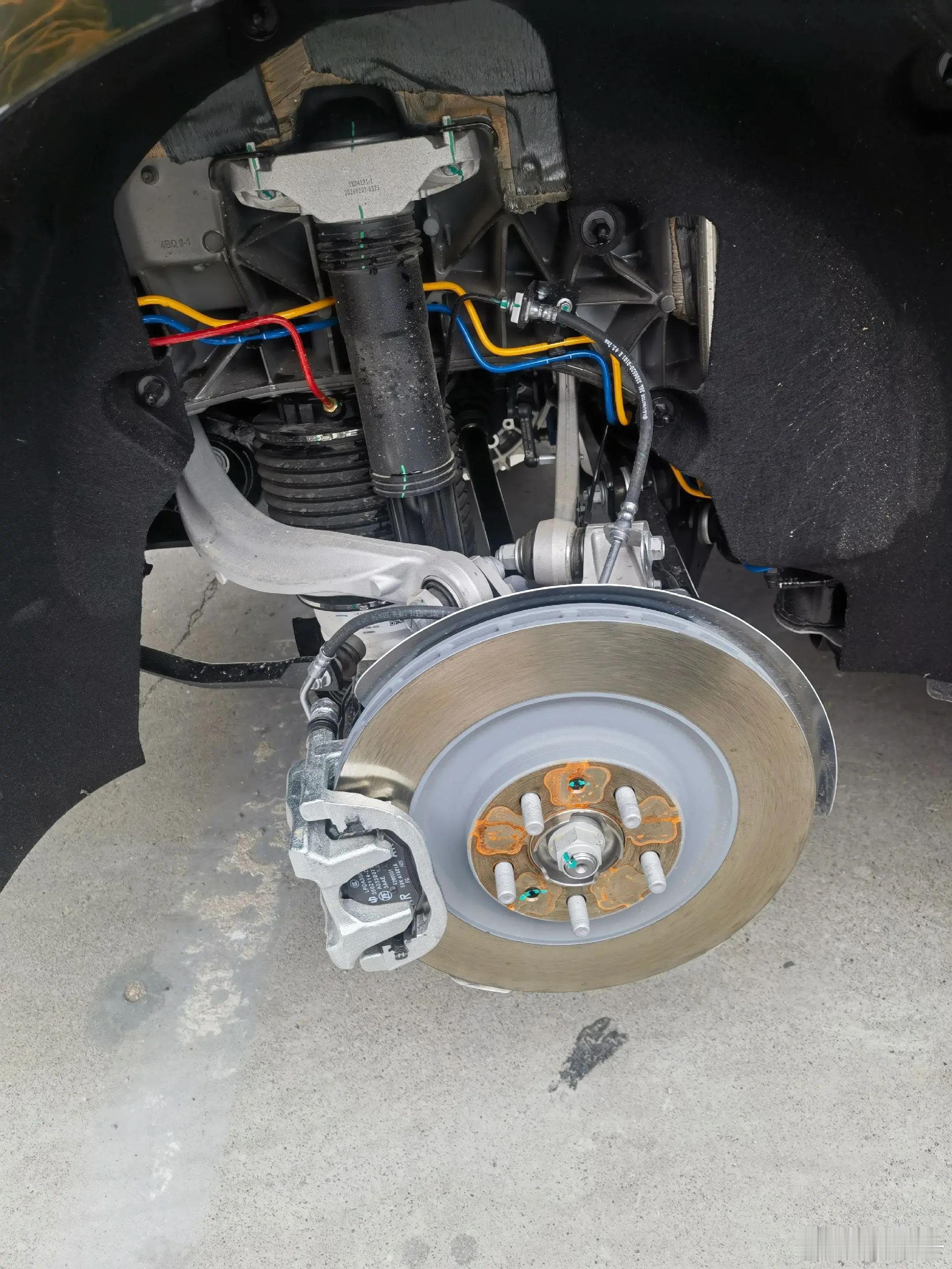 零跑D19的静音棉贴在轮圈上，凭本事降本