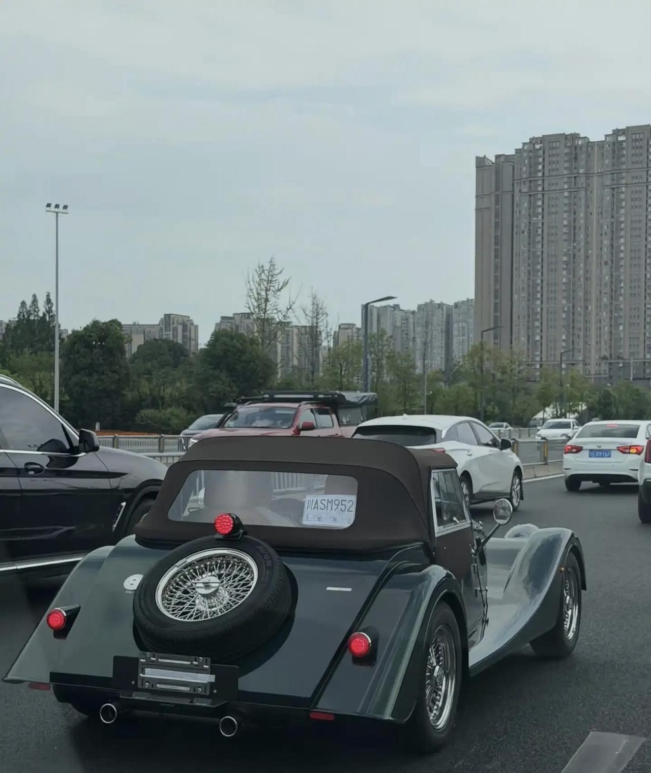 路上看到这款车，大部分人应该都不认识吧？摩根plus8，独一无二的复古英伦造型和