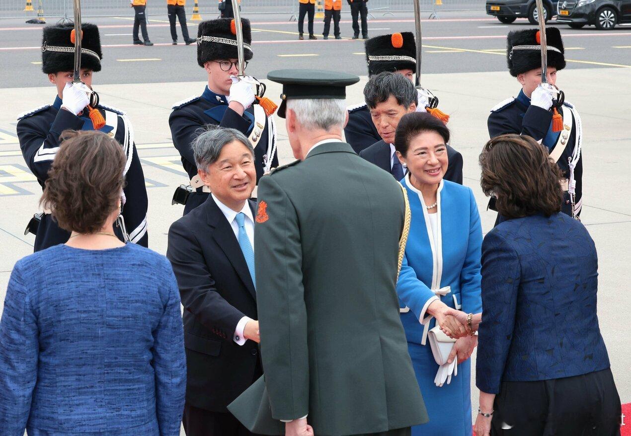 日本天皇德仁和皇后雅子于当地时间13日下午乘坐政府专机抵达荷兰，开启即位后的首次