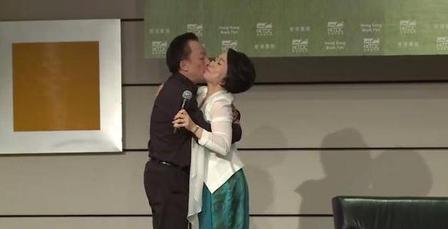 当众失态！易中天旧视频引爆热搜：才华再高也需边界感，女主持教科书式化解尴尬 
 